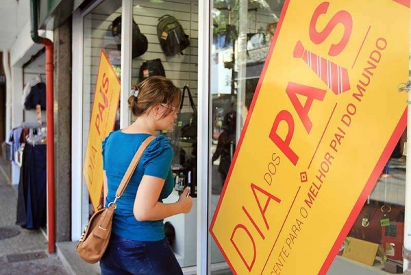 Procon Goiânia encontra variações de até 43% no preço de presentes para o dia dos pais