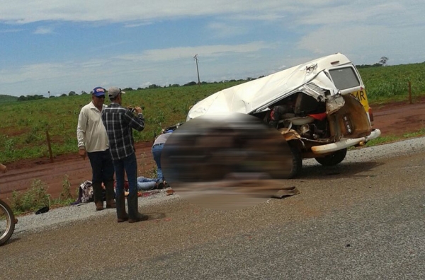 Acidente entre Kombi escolar e caminhão deixa mortos e feridos na GO-173, em Santa Fé de Goiás