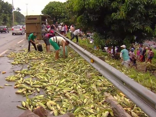 Moradores saqueiam milho após caminhão tombar na BR-153