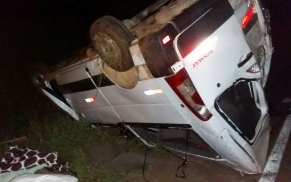 Mulher morre e passageiros se ferem após van capotar na BR-060, em Cezarina