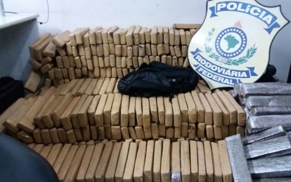 Carro com 420 kg de maconha é abandonado após acidente em Cezarina