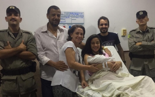 Policiais militares ajudam em parto de jovem dentro de carro, em Goiânia