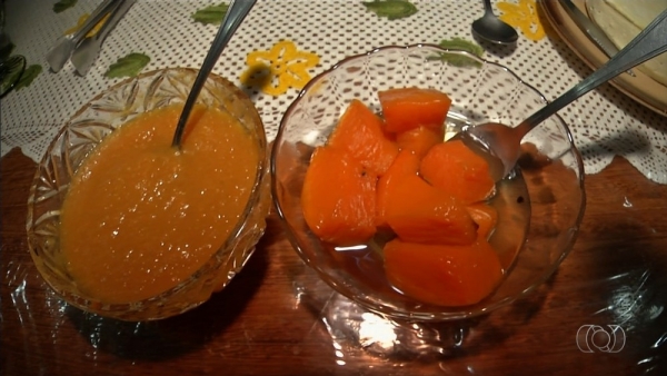 Cozinheira ensina como fazer doce de abóbora, em Anápolis.