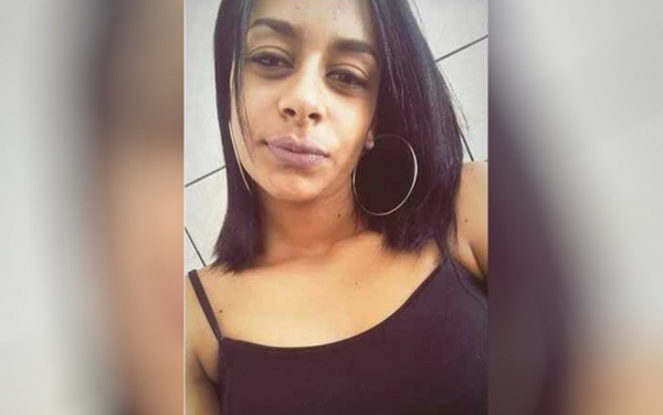 Policiais e peritos fazem buscas na casa de menina que sumiu há 7 meses, em Aparecida de Goiânia.