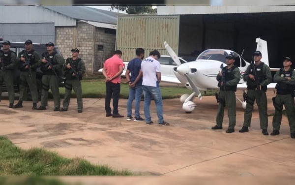 Operação apreende em Goiás avião lotado de celulares e tablets contrabandeados do Paraguai.
