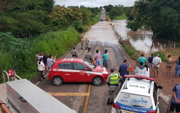 Ponte da GO-164 é liberada após 21h de interdição causada por chuva