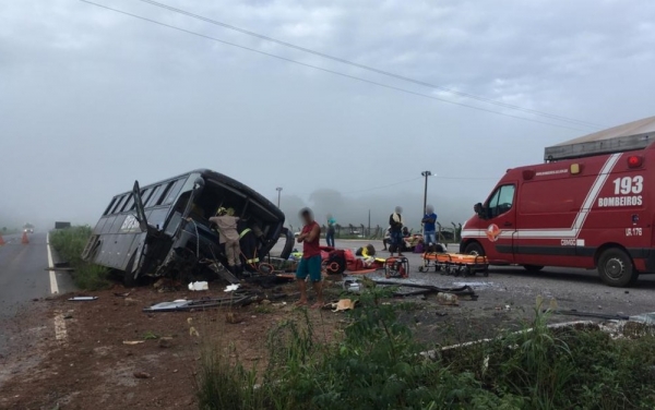 Acidente com ônibus deixa mais de 20 pessoas feridas na GO-080, dizem bombeiros