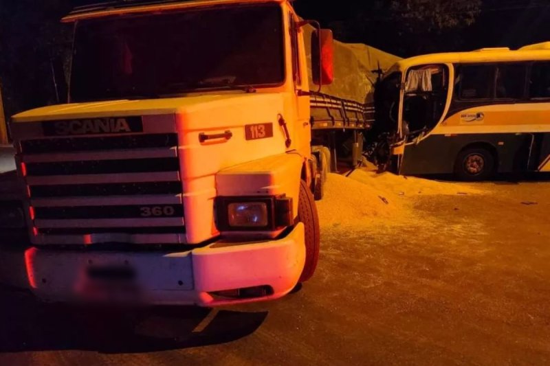 Acidente com ônibus escolar e carreta deixa 17 feridos, em Itumbiara