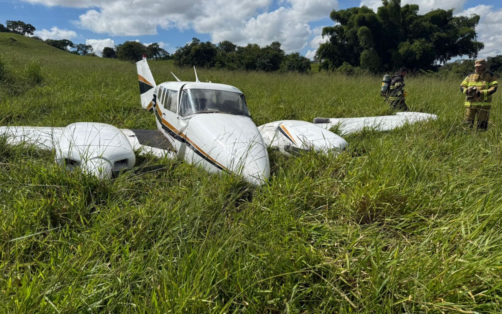 Moradores filmam avião que fez pouso de emergência em Goiás: ‘Está caindo’