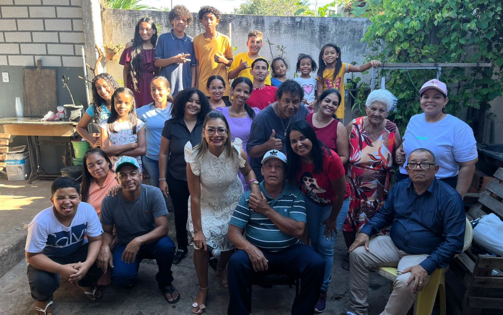 Corretora que conheceu o pai durante velório ganha festa de aniversário da nova família 